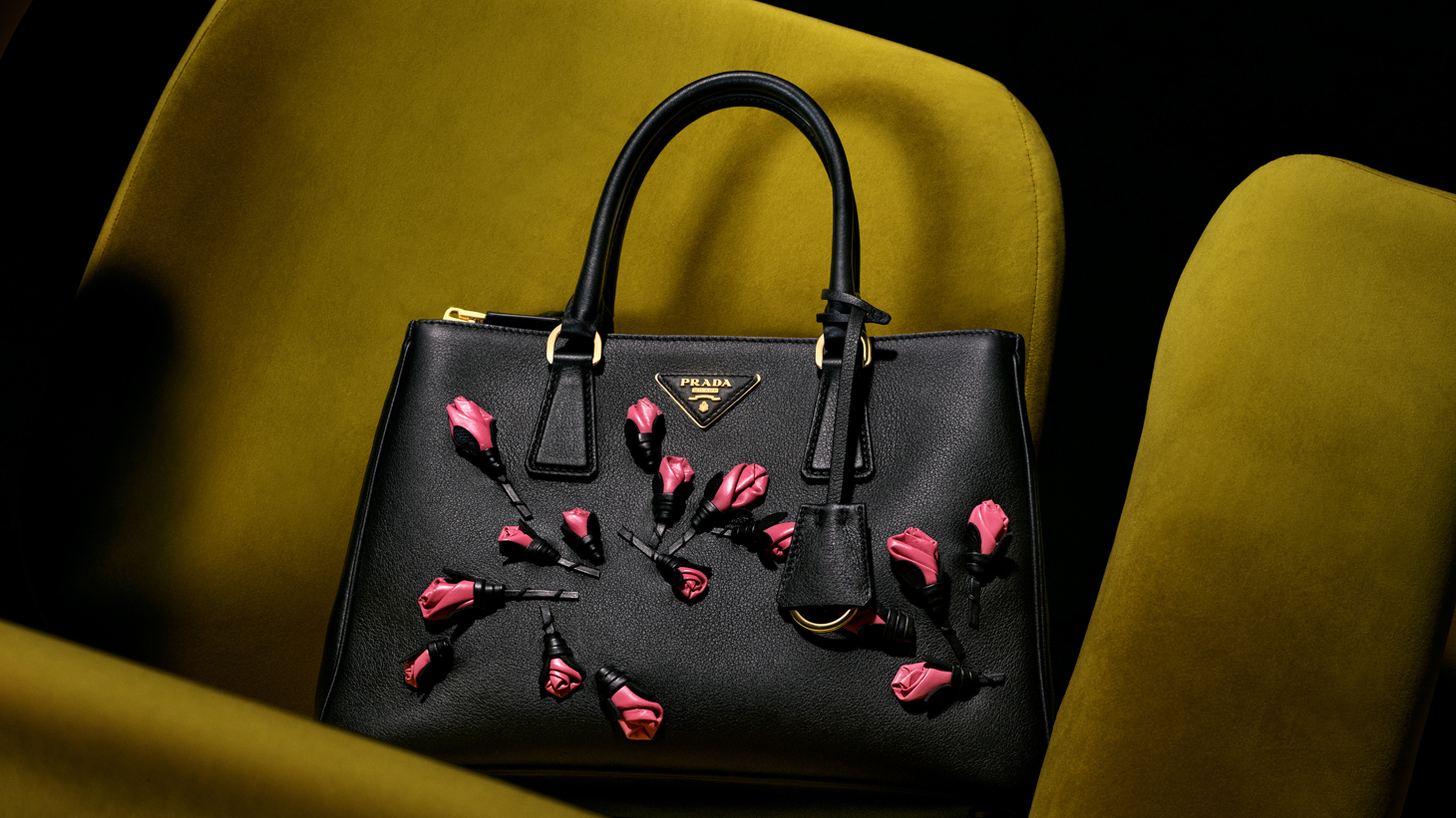 SAINT LAURENT Loulou bag with autumn leaves SAINT LAURENT Loulou bag in brown leather surrounded by autumn leaves