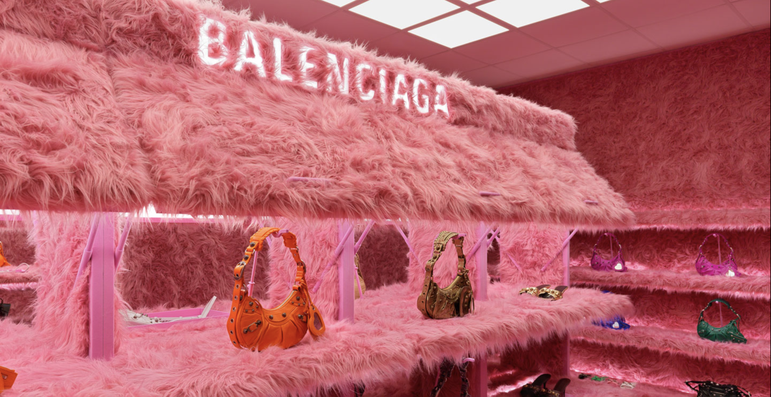 Home 15 A little pink, a little wild, and unapologetically fabulous — this is where handbags meet Barbiecore fantasy.
